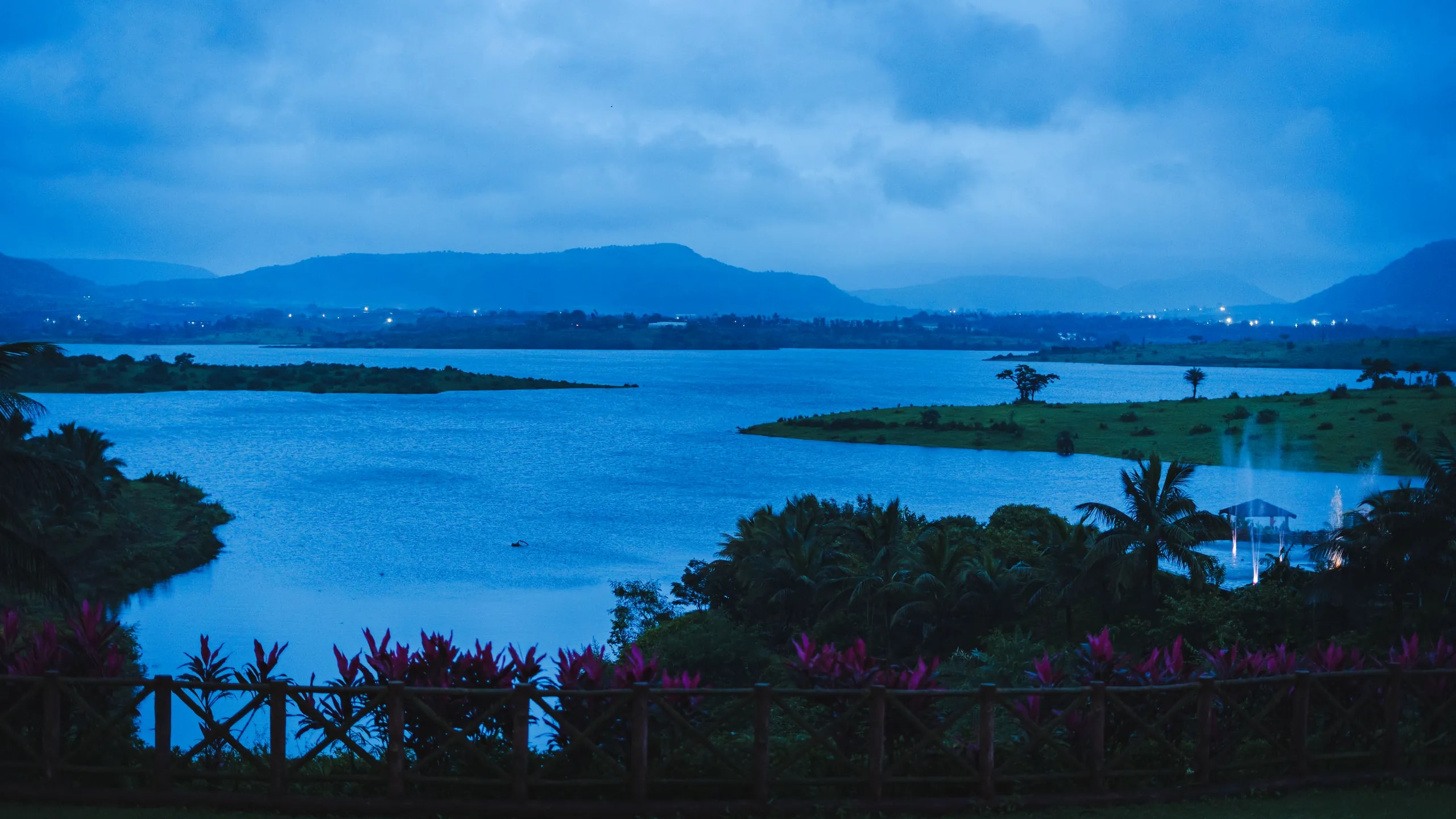 The lake and gardens at Fazlani at blue hour